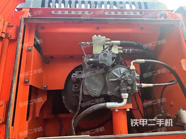 液压泵舱室正面整体（整机外观）