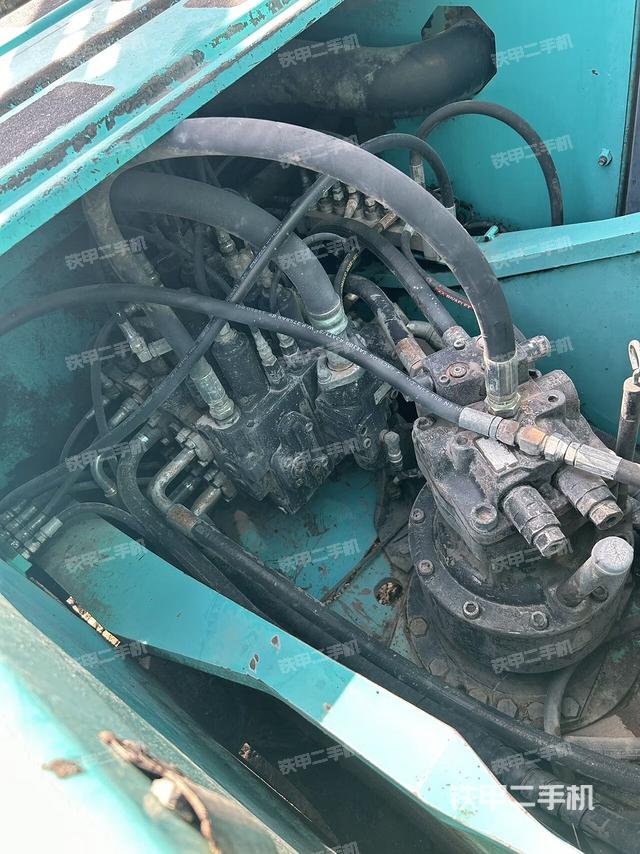 回转马达和主控阀（整机外观）