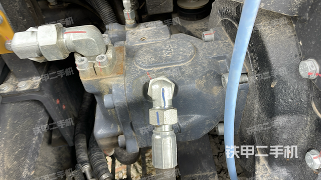 液压泵舱室正面整体（整机外观）