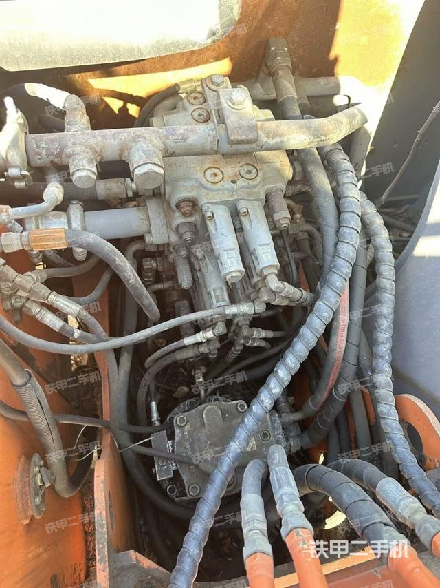 回转马达和主控阀（整机外观）