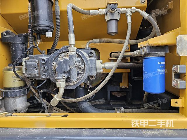 液压泵舱室正面整体（整机外观）