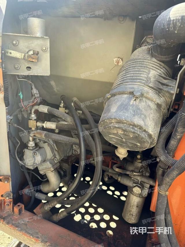 液压泵舱室正面整体（整机外观）