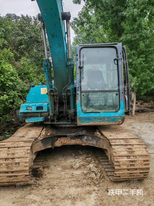 大臂油缸整体 竖拍（工作和回转装置）