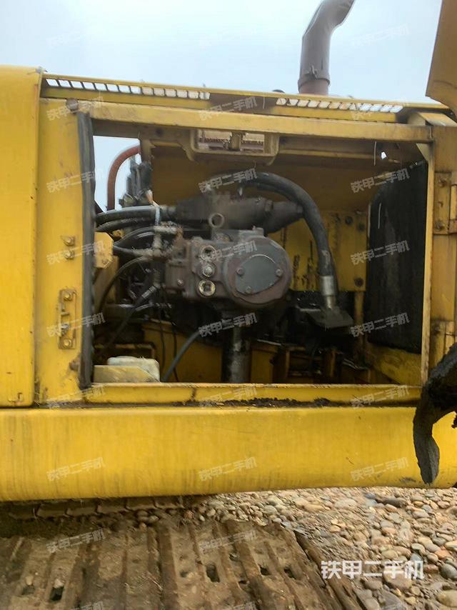 液压泵舱室正面整体（整机外观）