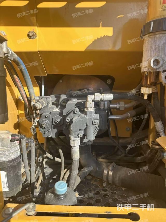 液压泵舱室正面整体（整机外观）