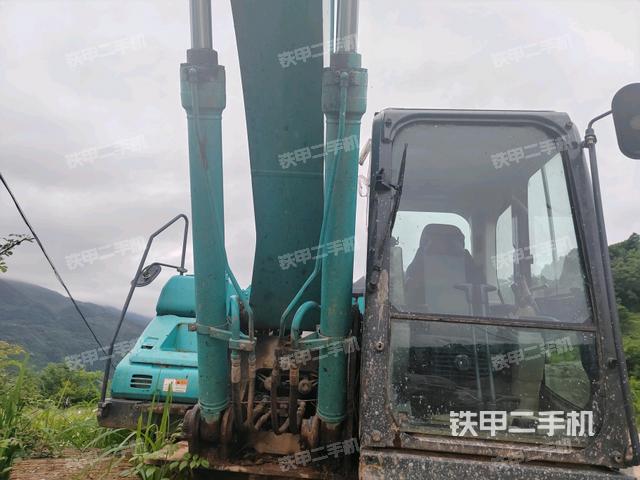 大臂油缸整体 竖拍（工作和回转装置）