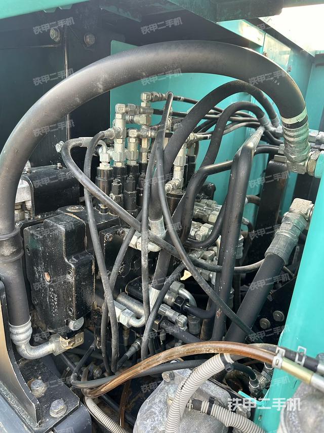 回转马达和主控阀（整机外观）