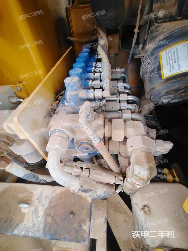 回转马达和主控阀（整机外观）