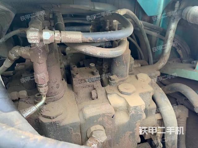 回转马达和主控阀（整机外观）