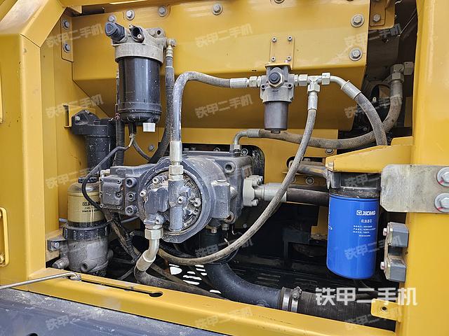 液压泵舱室正面整体（整机外观）