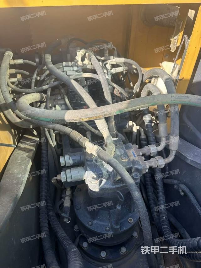 回转马达和主控阀（整机外观）