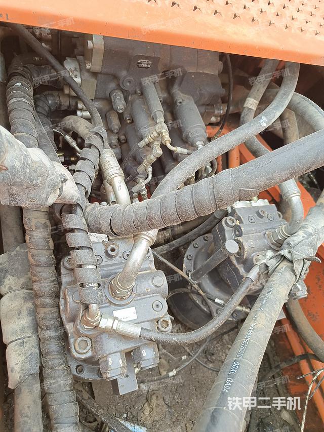 回转马达和主控阀（整机外观）