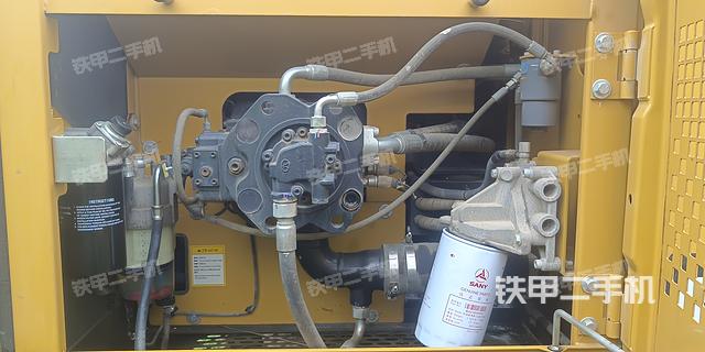 液压泵舱室正面整体（整机外观）