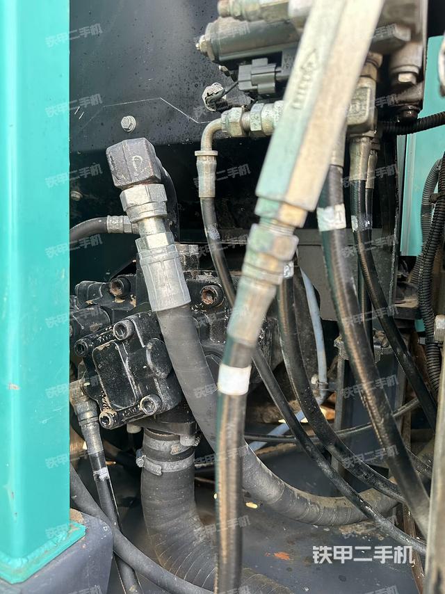 液压泵舱室正面整体（整机外观）