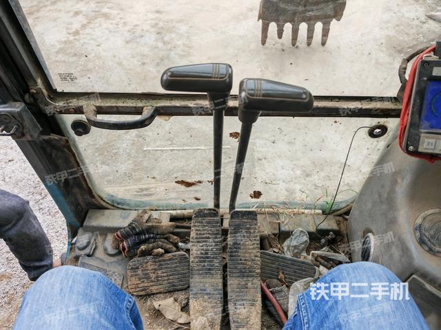 行走控制手柄和踏板 俯拍（驾驶室部分）