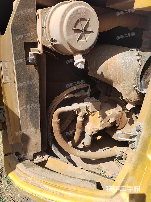 液压泵舱室正面整体（整机外观）