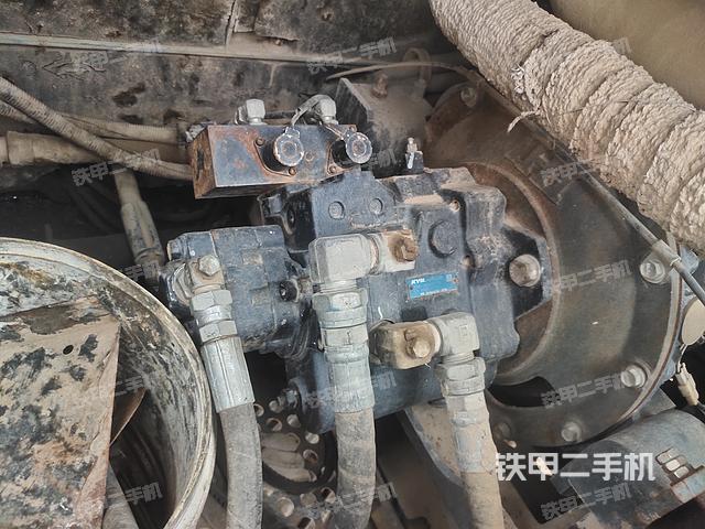 液压泵舱室正面整体（整机外观）