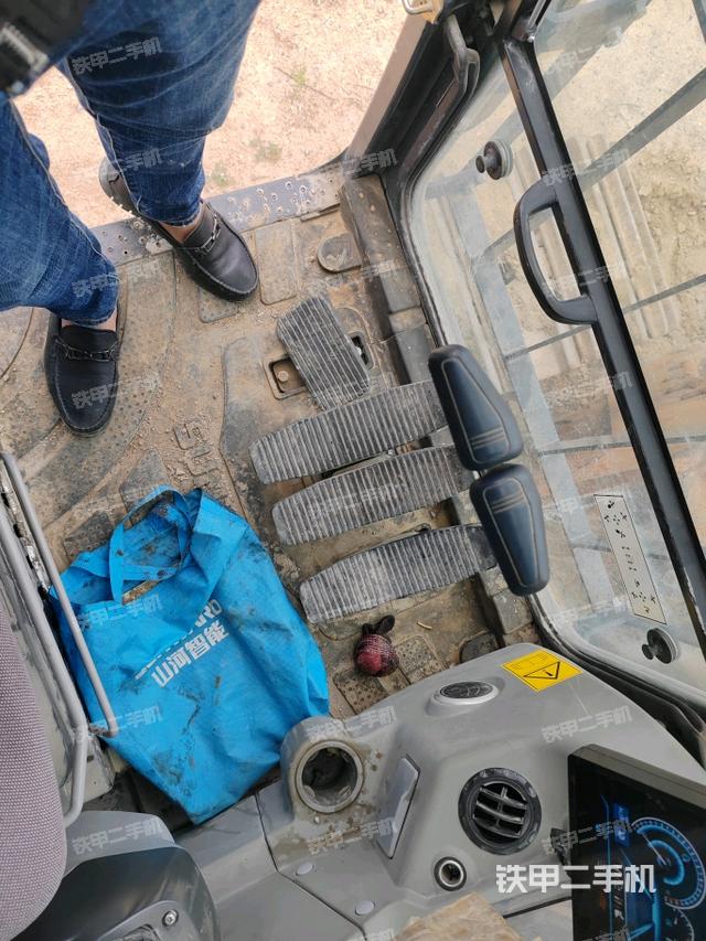 行走控制手柄和踏板?俯拍（駕駛室部分）
