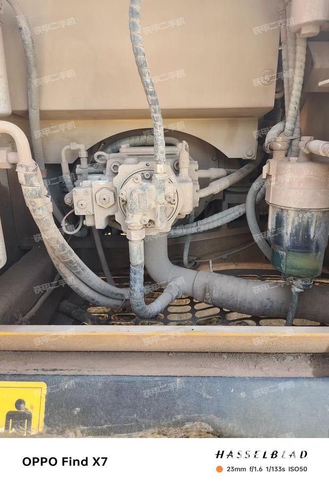 液压泵舱室正面整体（整机外观）