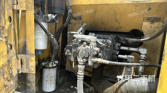 液压泵舱室正面整体（整机外观）