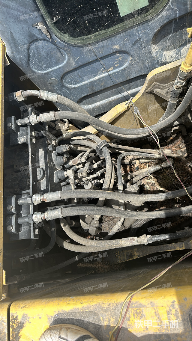 回转马达和主控阀（整机外观）