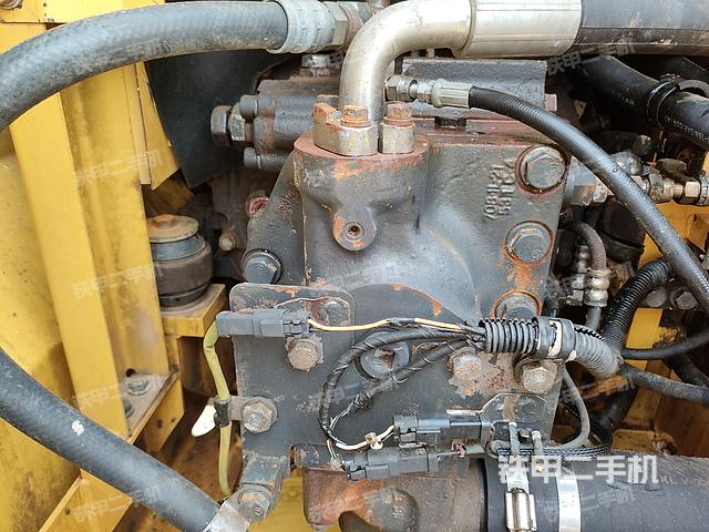 液压泵舱室正面整体（整机外观）