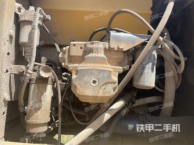 液压泵舱室正面整体（整机外观）