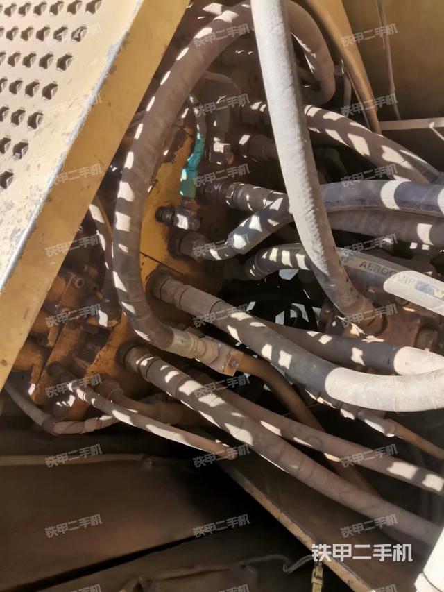 回转马达和主控阀（整机外观）