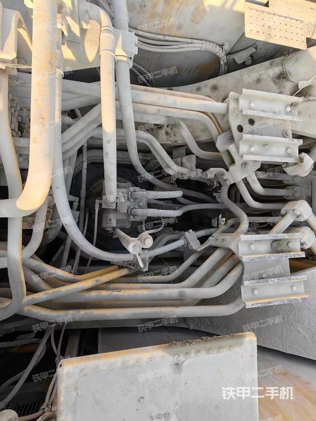 回转马达和主控阀（整机外观）