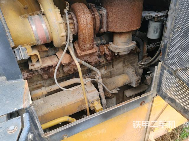 發(fā)動機右側(cè)全景（推土機發(fā)動機艙）