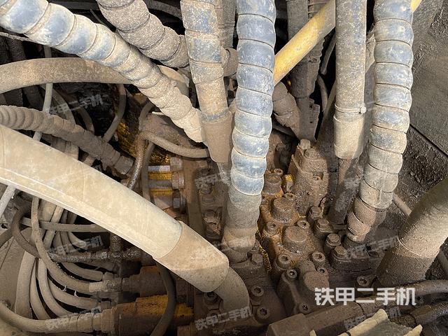 回转马达和主控阀（整机外观）