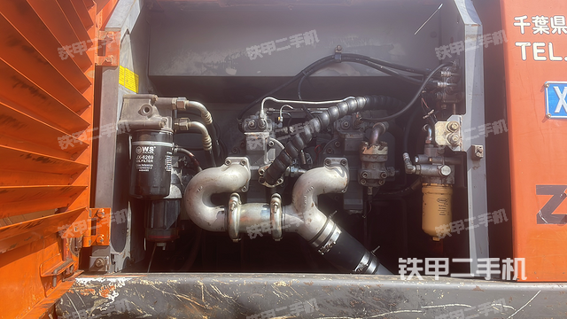 液压泵舱室正面整体（整机外观）