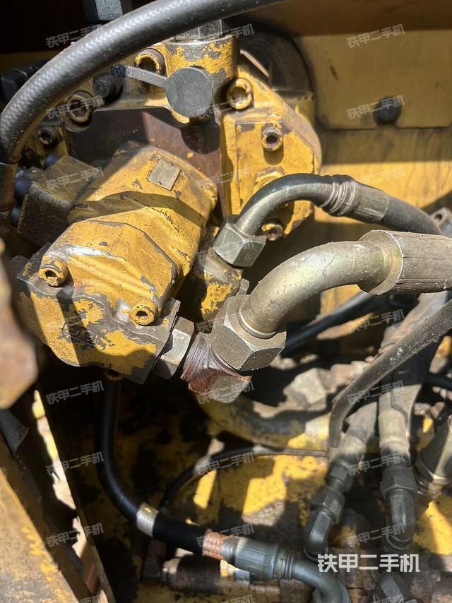 液压泵舱室正面整体（整机外观）