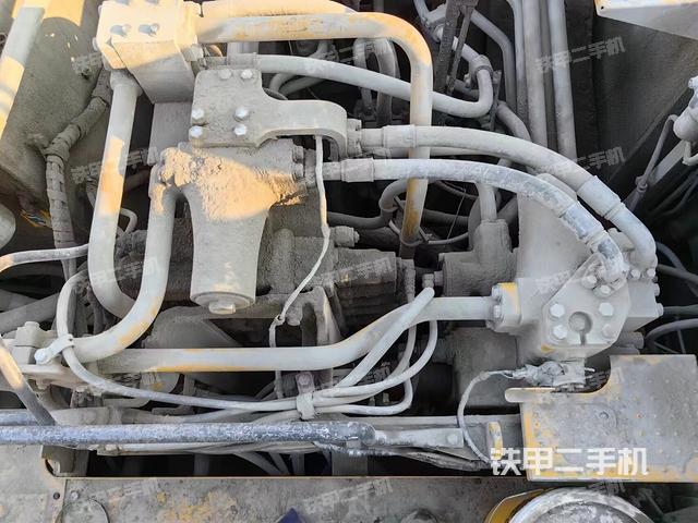 液压泵舱室正面整体（整机外观）