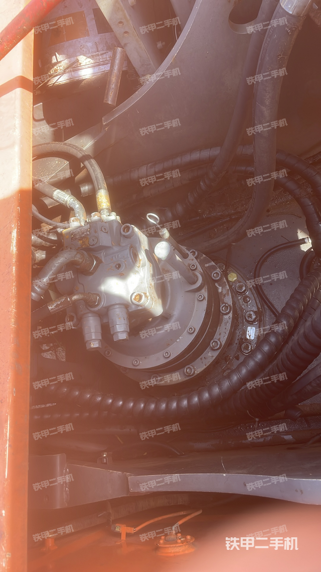 回转马达和主控阀（整机外观）