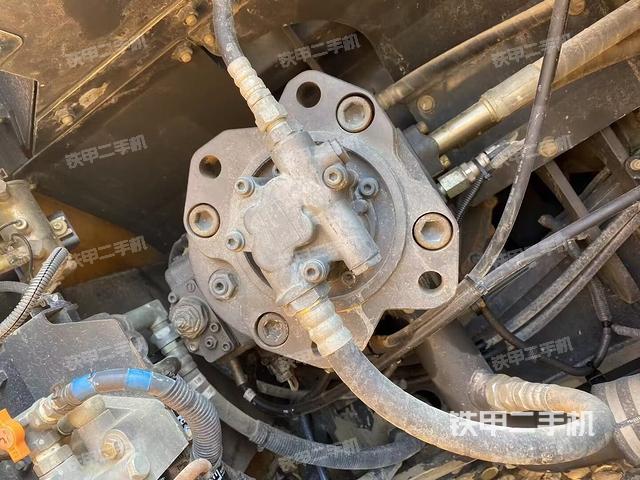 液压泵舱室正面整体（整机外观）