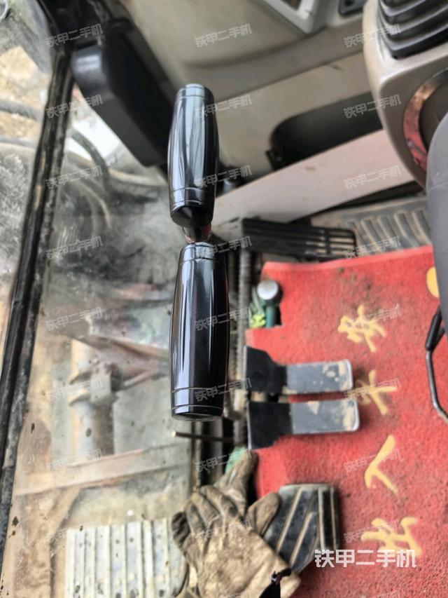 行走控制手柄和踏板?俯拍（駕駛室部分）