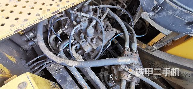 回转马达和主控阀（整机外观）