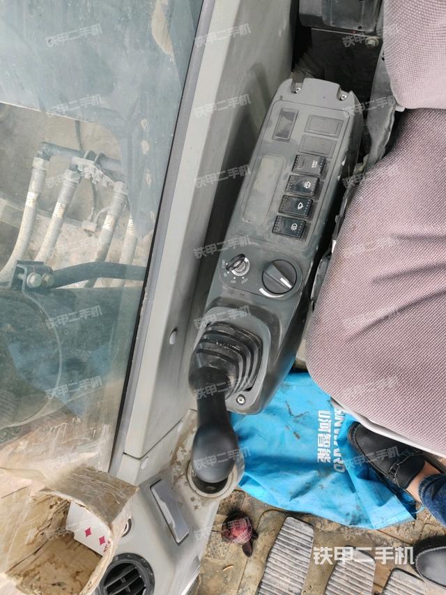 座椅左側(cè)控制臺/音響/含左手柄（駕駛室部分）