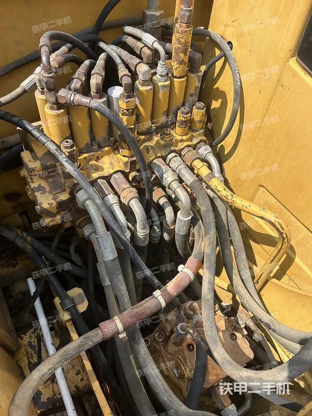 回转马达和主控阀（整机外观）