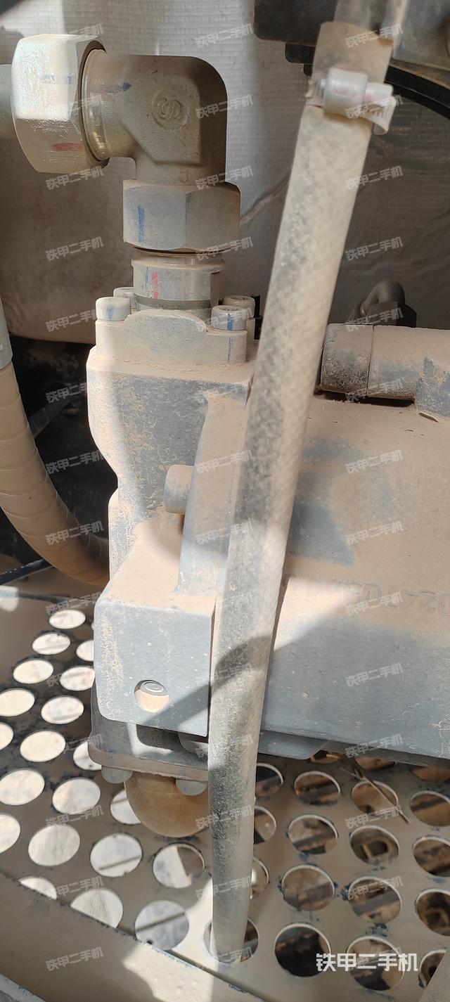 液压泵舱室正面整体（整机外观）