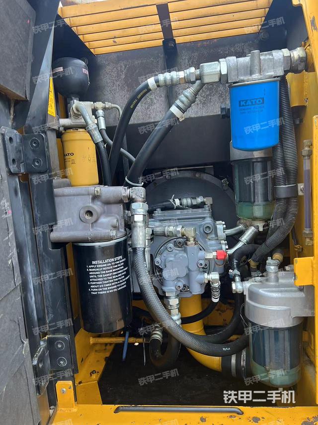 液压泵舱室正面整体（整机外观）