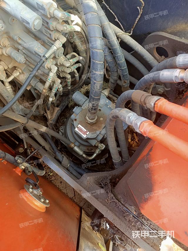 回转马达和主控阀（整机外观）