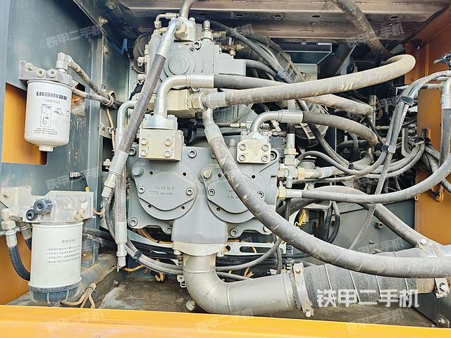 液压泵舱室正面整体（整机外观）