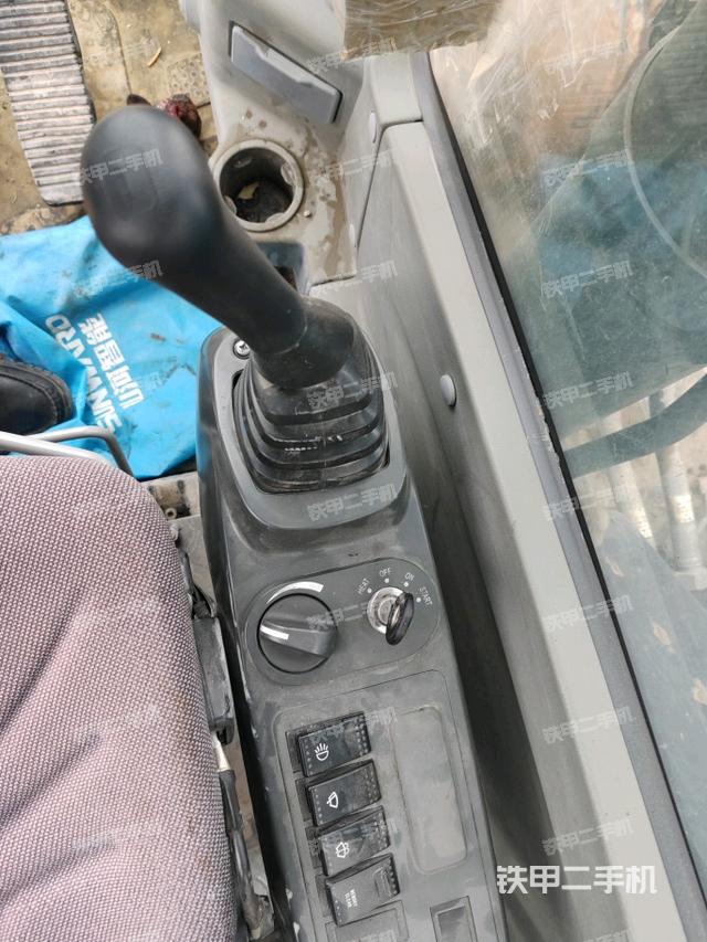 座椅右側(cè)控制臺/鑰匙門/油門/含右手柄（駕駛室部分）