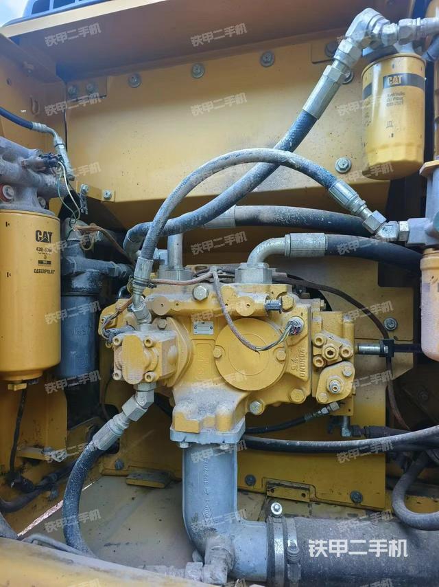 液压泵舱室正面整体（整机外观）