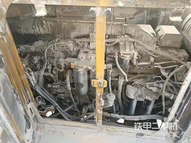 液压泵舱室正面整体（整机外观）