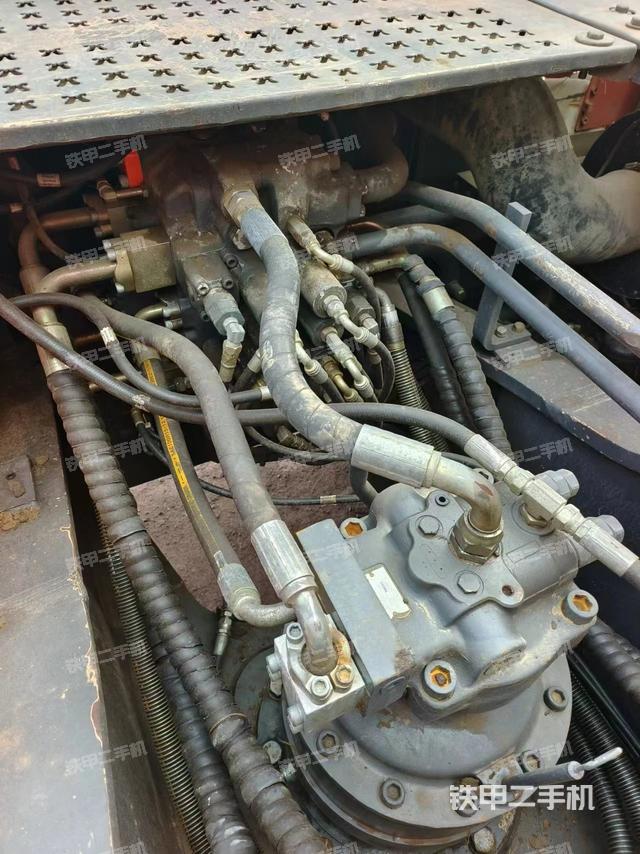 回转马达和主控阀（整机外观）