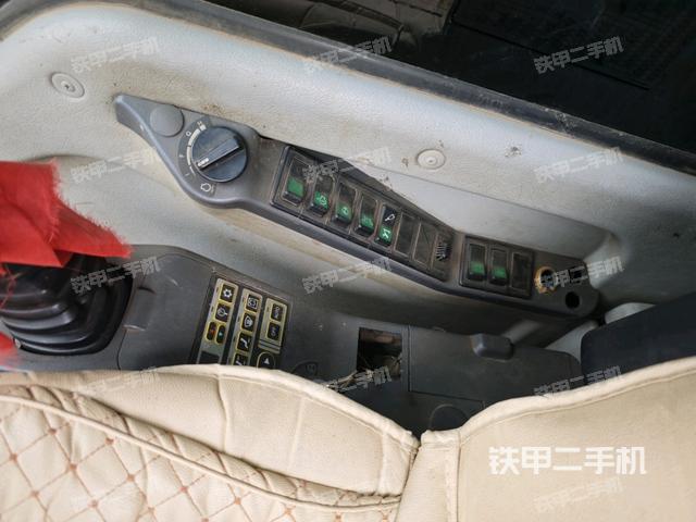 座椅右側(cè)控制臺/鑰匙門/油門/含右手柄（駕駛室部分）