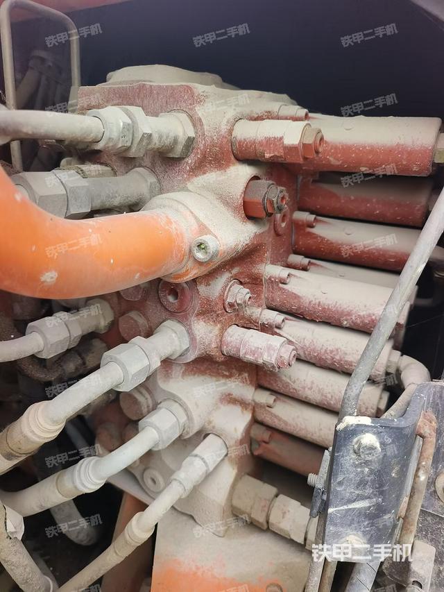 回转马达和主控阀（整机外观）